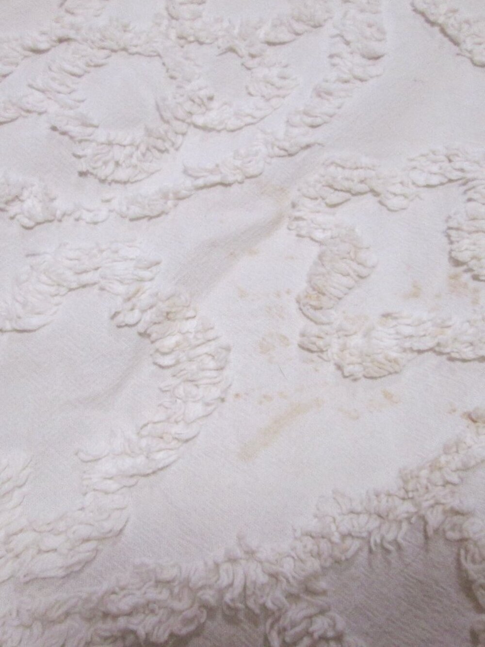 Vtg chenille Tuft King size ivory floral tuft farmhouse bedspead alternate down